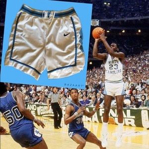 VTG NIKE NORTH CAROLINA TAR HEELS SHORTS🏀